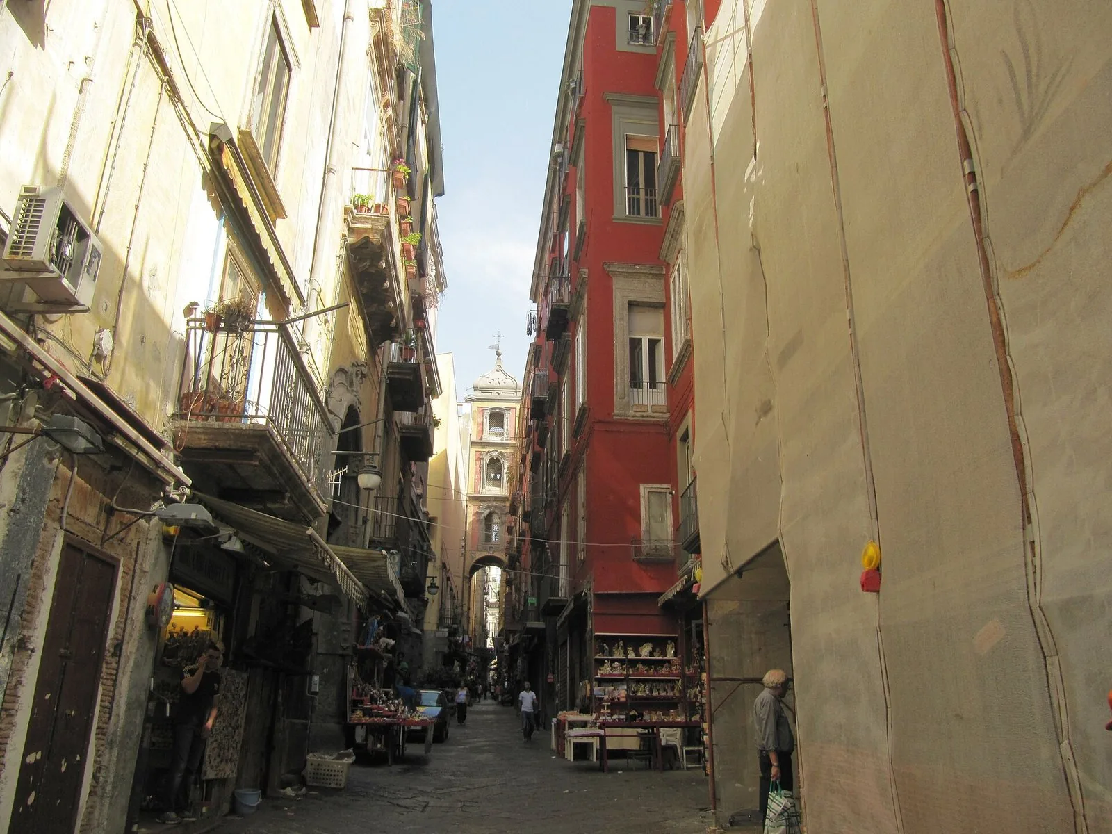 Una strada del centro storico di Napoli