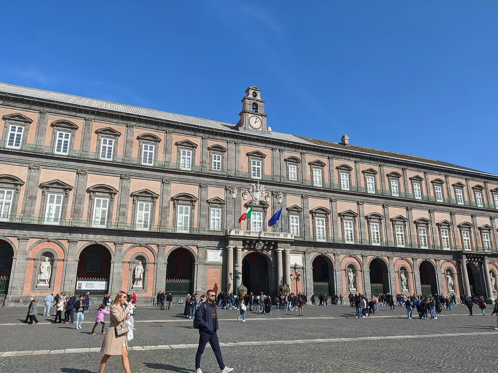 La facciata del Palazzo Reale di Napoli