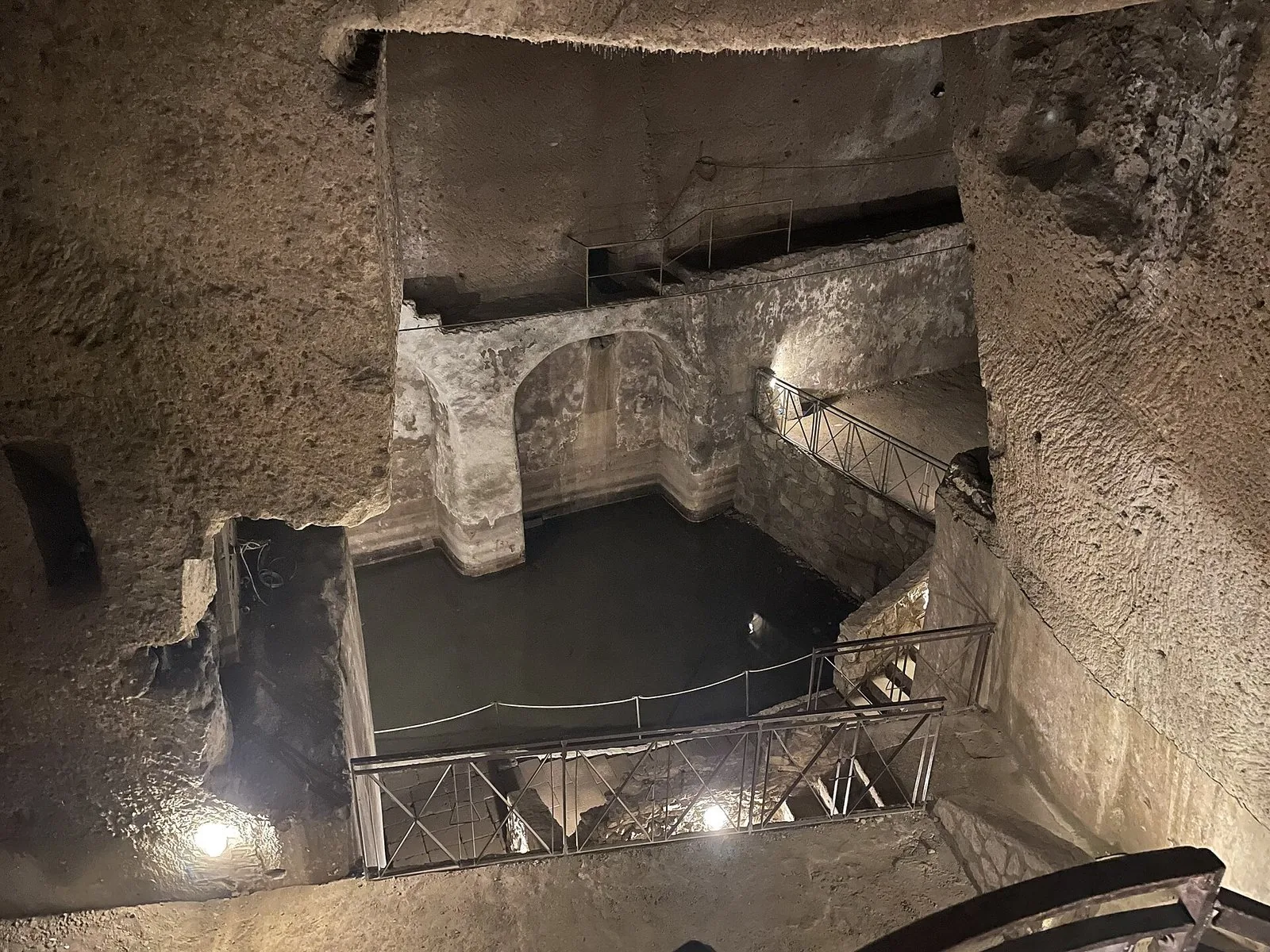 Cisterne e cunicoli del sottosuolo di Napoli