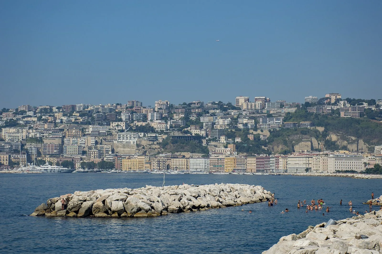 Il lungomare di Napoli visto dal mare, con la città che sale sulla collina