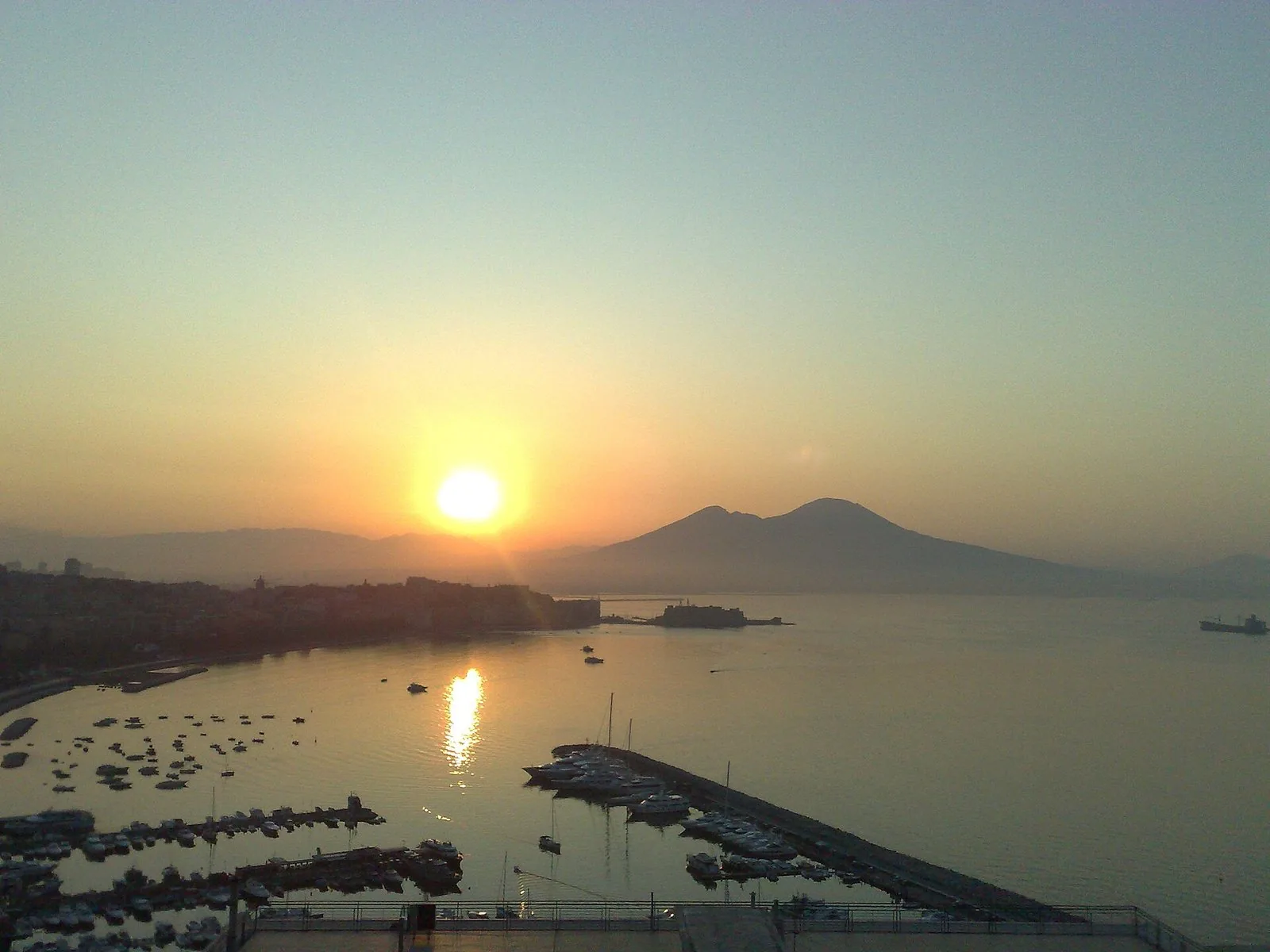 Il golfo di Napoli e il Vesuvio all'alba visti da Posillipo