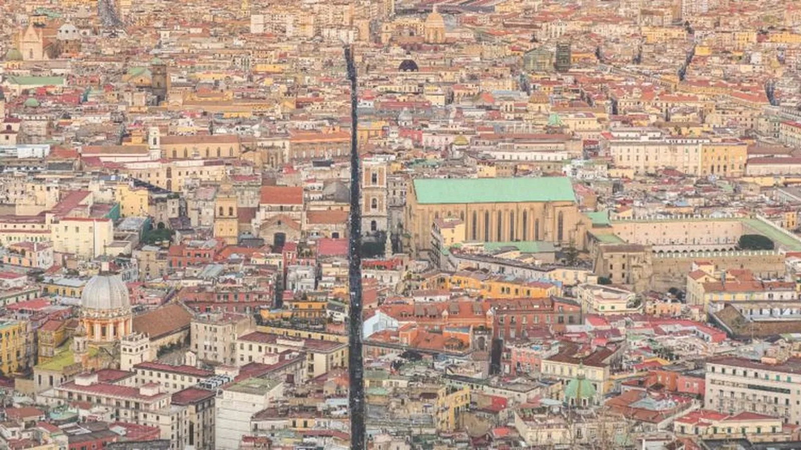 Veduta dall'alto di Spaccanapoli, la strada rettilinea che attraversa il centro storico di Napoli