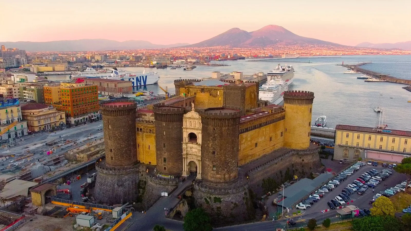 Castel Nuovo, il Maschio Angioino di Napoli, visto dall'alto con il golfo e il Vesuvio sullo sfondo